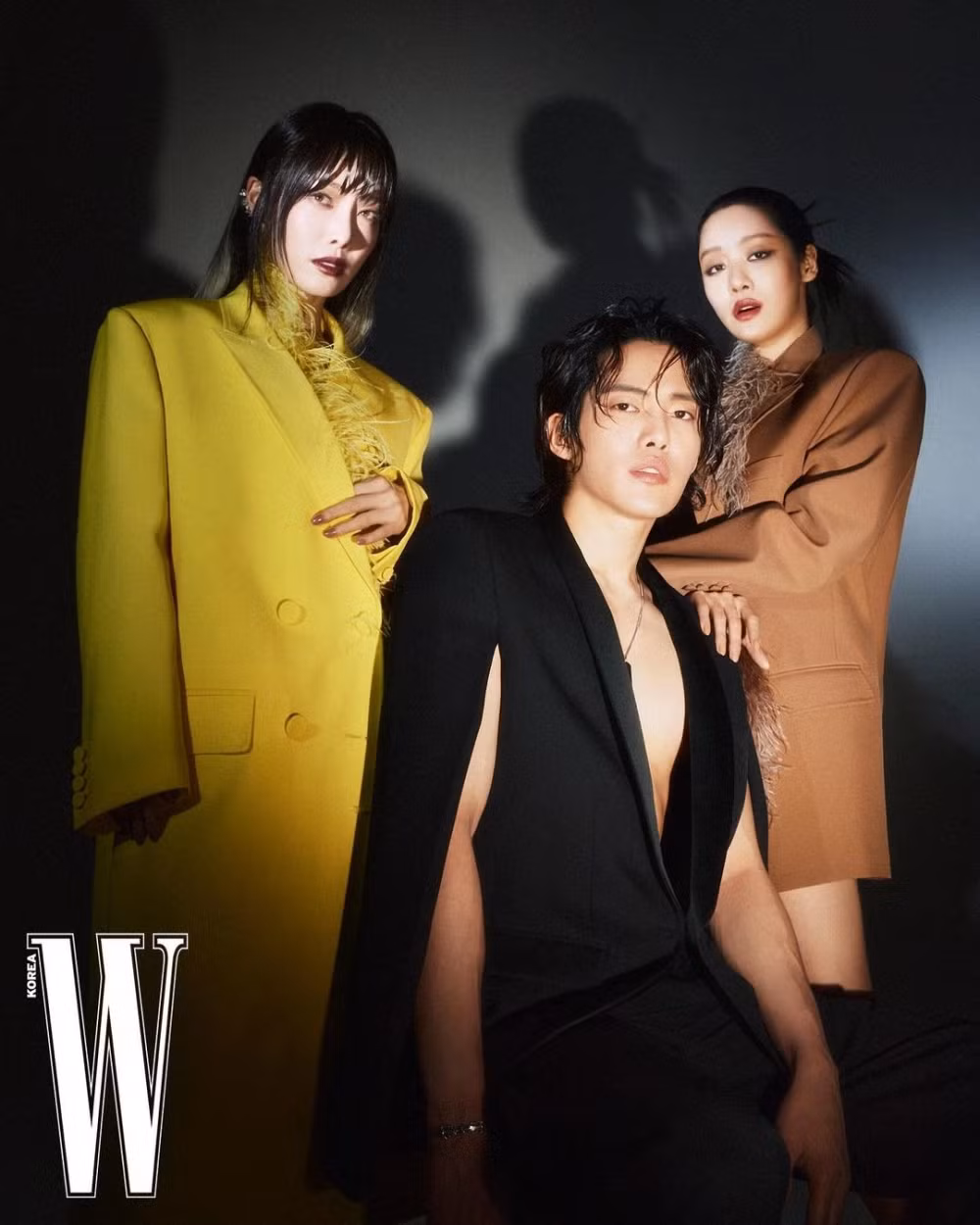Bộ ba giỏi đấu khẩu Kim Hieora, Kim Gun Woo, Cha Joo Young chung khung hình trong thiết kế từ bộ sưu tập Xuân Hè 2023 của nhà mốt Valentino.