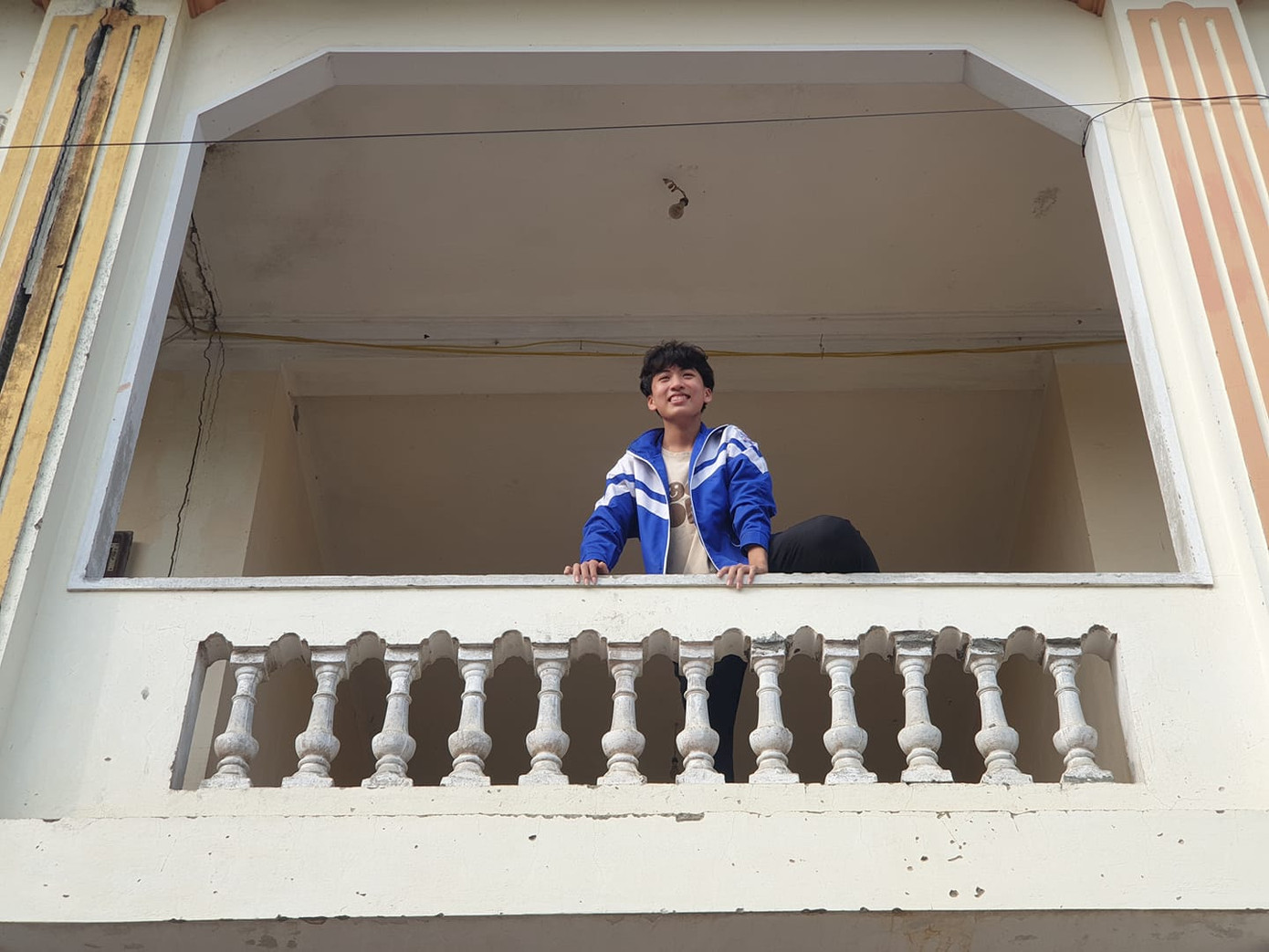 Trên ảnh đau khổ là vậy nhưng nam chính đã lập tức bị vạch trần hậu trường đang cười tươi rói. - Ảnh: Nguyễn Phúc Thế Trên ảnh đau khổ là vậy nhưng nam chính đã lập tức bị vạch trần hậu trường đang cười tươi rói. - Ảnh: Nguyễn Phúc Thế