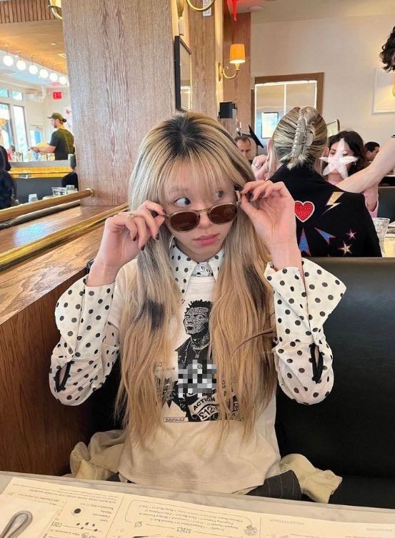 Chiếc áo gây tranh cãi của Chaeyoung. Chiếc áo gây tranh cãi của Chaeyoung.