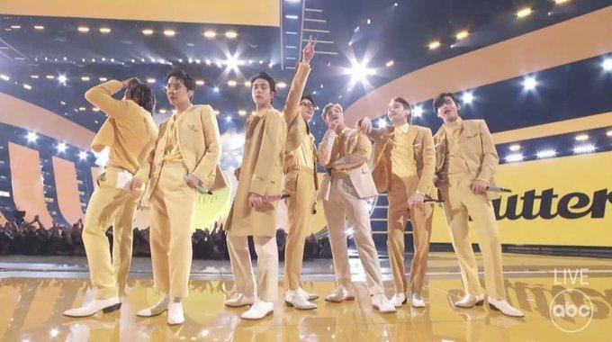 BTS khép lại buổi lễ với sân khấu Butter. BTS khép lại buổi lễ với sân khấu Butter.