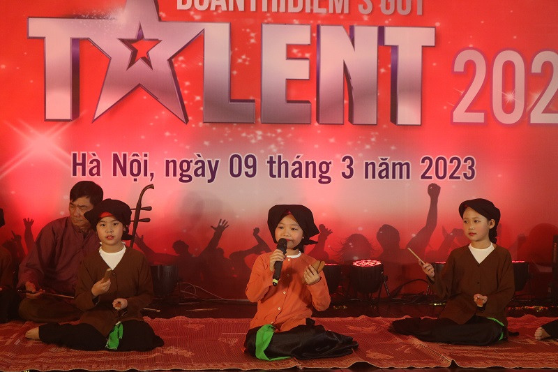 Cô bạn tới từ lớp 3Q1 gây bất ngờ khi trổ tài hát xẩm.