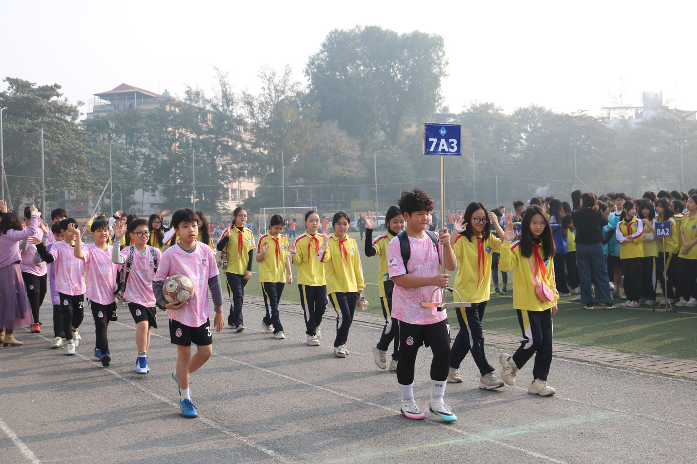 Các lớp diễu hành tiến vào lễ đài. Các lớp diễu hành tiến vào lễ đài.