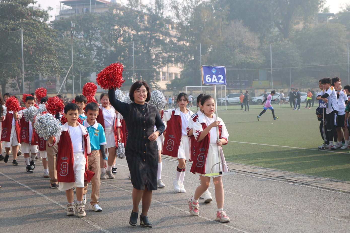 Các lớp diễu hành tiến vào lễ đài. Các lớp diễu hành tiến vào lễ đài.