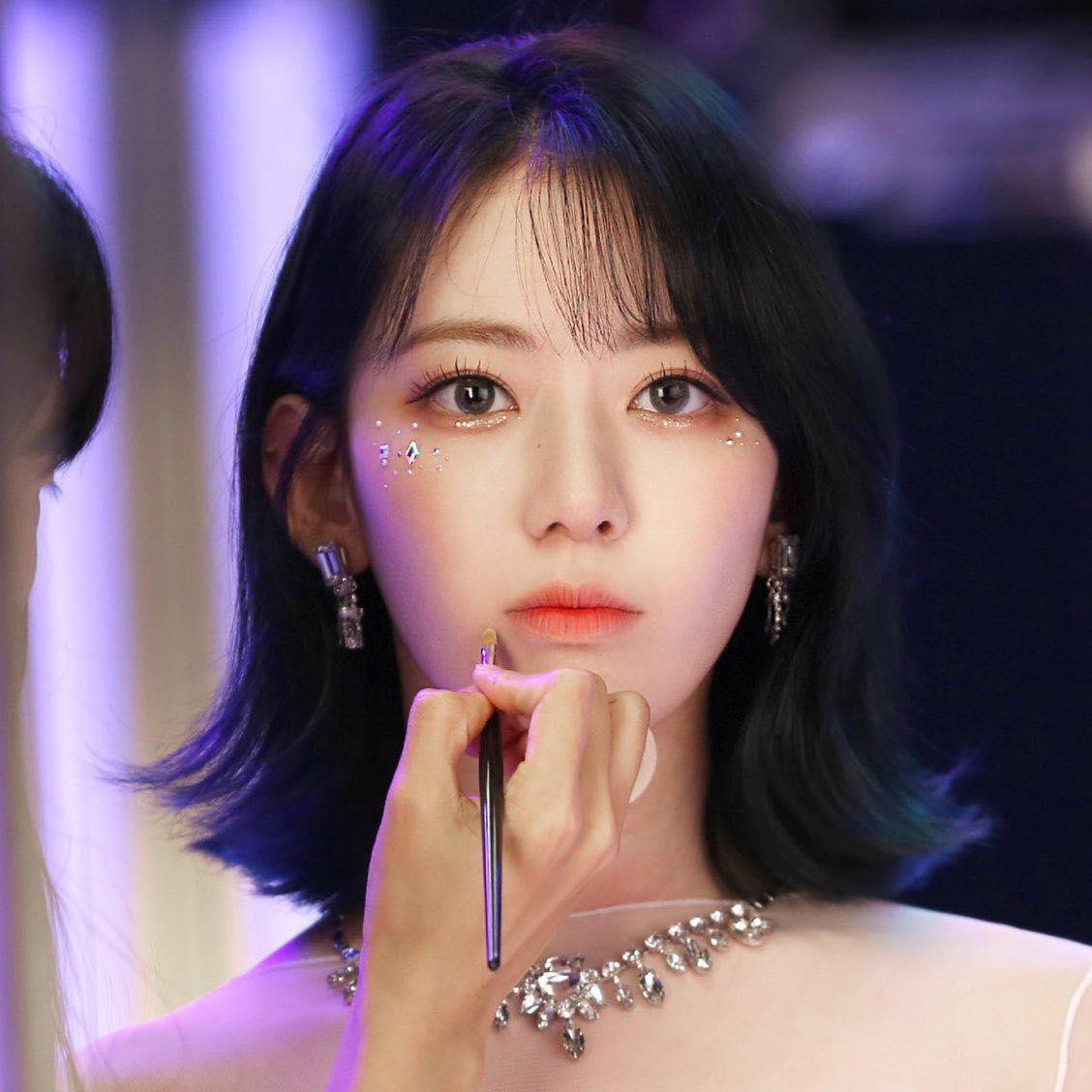 Nhân vật thứ hai là cựu thành viên IZ*ONE - Miyawaki Sakura. Từ kiểu tóc, đường nét gương mặt hay cả thần thái, cô nàng được netizen đánh giá là giống nhau đến tận 90% với Naevis. Nhân vật thứ hai là cựu thành viên IZ*ONE - Miyawaki Sakura. Từ kiểu tóc, đường nét gương mặt hay cả thần thái, cô nàng được netizen đánh giá là giống nhau đến tận 90% với Naevis.