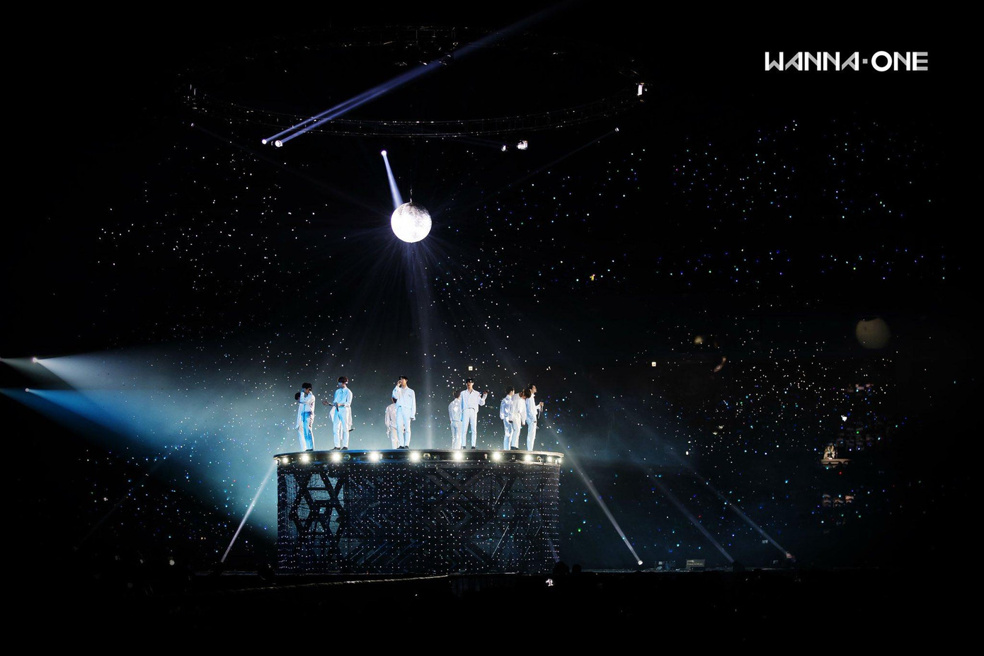 Thiết kế này tương tự với phần biểu diễn ca khúc 12th Star - một trong những &quot;thánh ca&quot; đối với Wannable. Wanna One là 11 người, cộng với Wannable tạo thành 12 vì sao cùng tỏa sáng.