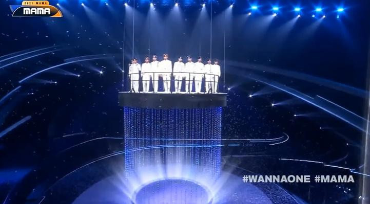 Kết thúc của sân khấu đặc biệt, các thành viên cùng đứng chung trong chiếc bục tròn, hướng mắt về phía người hâm mộ.