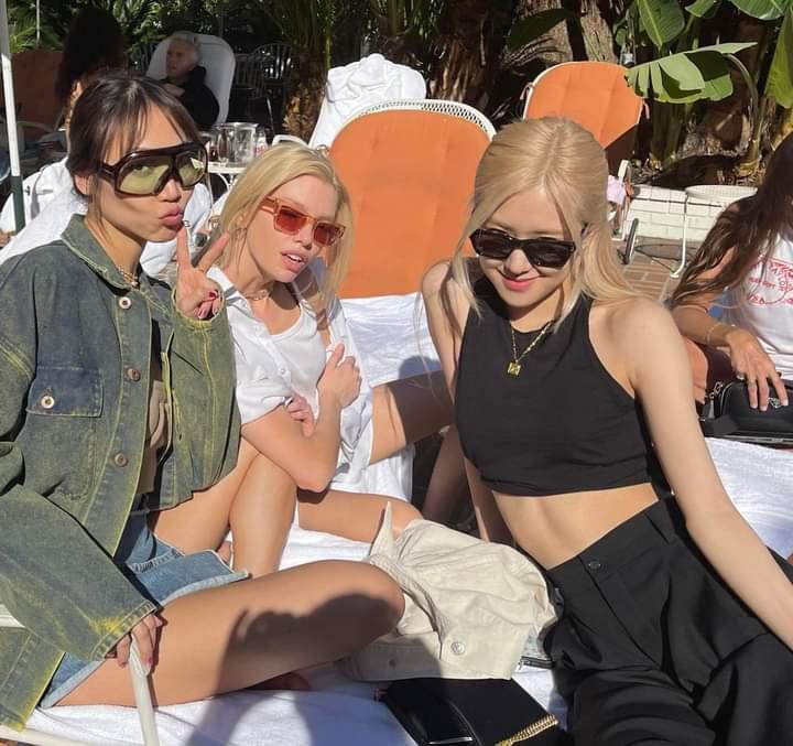 Trong ảnh (lần lượt từ trái qua phải): Soo Joo, Stella, Rosé ăn vận thoải mái. Rosé tiếp tục lăng-xê cách phối áo crotop với quần dáng rộng, khoe vòng eo con kiến.