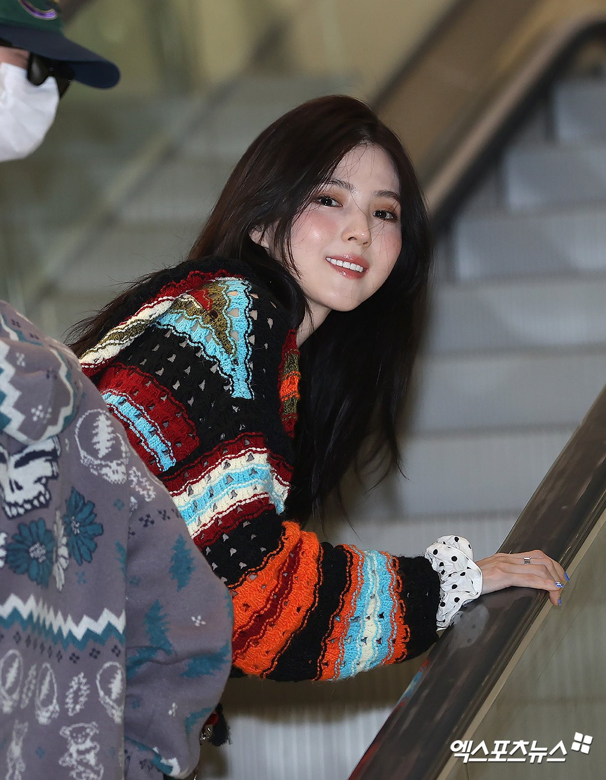 Không né tránh, Han So Hee tươi cười rạng rỡ, chào hỏi phóng viên và người hâm mộ tới đón cô ở sân bay. Không né tránh, Han So Hee tươi cười rạng rỡ, chào hỏi phóng viên và người hâm mộ tới đón cô ở sân bay.