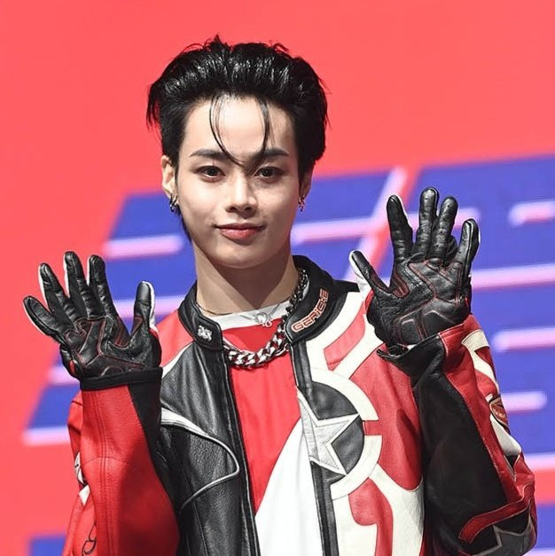 Hanbin - Ngô Ngọc Hưng lột xác mới lạ trong mái tóc vuốt ngược. Hanbin - Ngô Ngọc Hưng lột xác mới lạ trong mái tóc vuốt ngược.