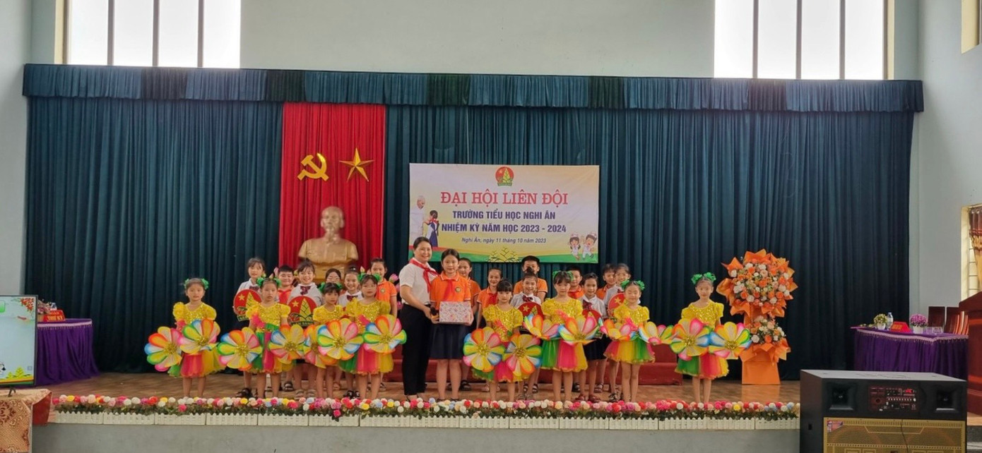 Cô Phạm Thu Hiền - Hiệu trưởng nhà trường trao quà cho đội văn nghệ.