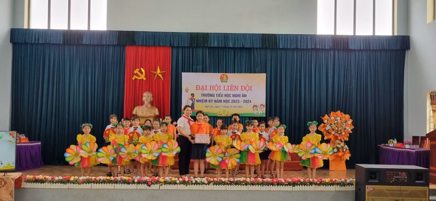 Cô Phạm Thu Hiền - Hiệu trưởng nhà trường trao quà cho đội văn nghệ.