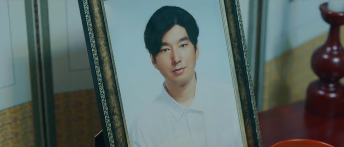 Mặt khác, danh tính của người lái taxi khá đáng nghi. Anh ta có gương mặt giống với ảnh thờ bố của Im Sol. Người này có thói quen gãi mạnh vào đồ vật tới mức trầy xước. Trùng hợp, yên của chiếc xe đạp cũ Im Sol dùng để tập từ nhỏ cũng đầy vết tương tự. Mặt khác, danh tính của người lái taxi khá đáng nghi. Anh ta có gương mặt giống với ảnh thờ bố của Im Sol. Người này có thói quen gãi mạnh vào đồ vật tới mức trầy xước. Trùng hợp, yên của chiếc xe đạp cũ Im Sol dùng để tập từ nhỏ cũng đầy vết tương tự.