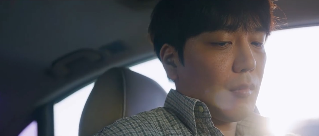 Mặt khác, danh tính của người lái taxi khá đáng nghi. Anh ta có gương mặt giống với ảnh thờ bố của Im Sol. Người này có thói quen gãi mạnh vào đồ vật tới mức trầy xước. Trùng hợp, yên của chiếc xe đạp cũ Im Sol dùng để tập từ nhỏ cũng đầy vết tương tự. Mặt khác, danh tính của người lái taxi khá đáng nghi. Anh ta có gương mặt giống với ảnh thờ bố của Im Sol. Người này có thói quen gãi mạnh vào đồ vật tới mức trầy xước. Trùng hợp, yên của chiếc xe đạp cũ Im Sol dùng để tập từ nhỏ cũng đầy vết tương tự.