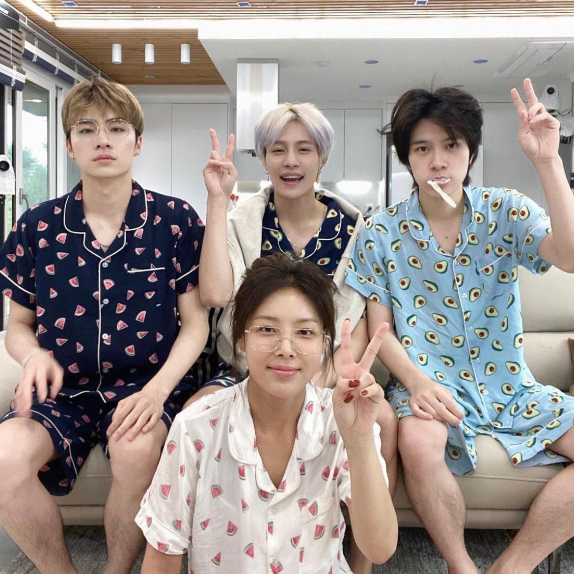 Bức ảnh gia đình đầu tiên trong tình trạng ngái ngủ của WayBin.