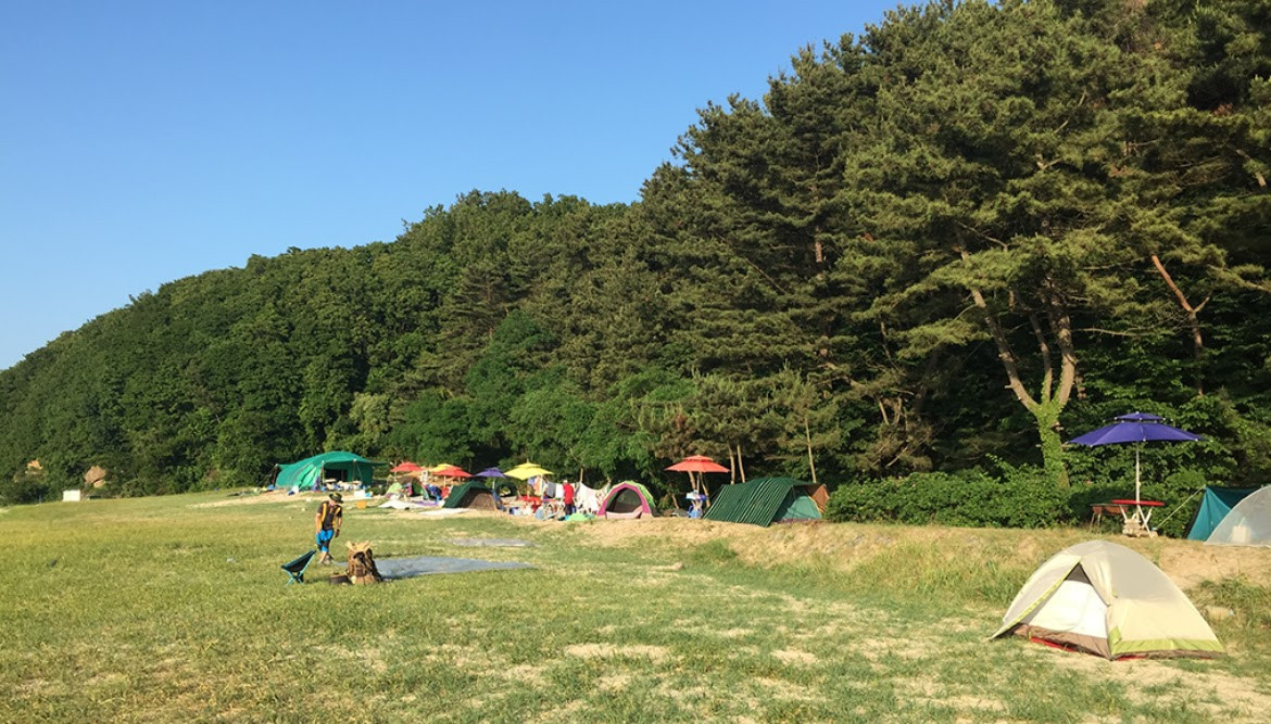 Khách du lịch có thể trải nghiệm nhiều hoạt động như bơi lội, cắm trại, câu cá... Khách du lịch có thể trải nghiệm nhiều hoạt động như bơi lội, cắm trại, câu cá...