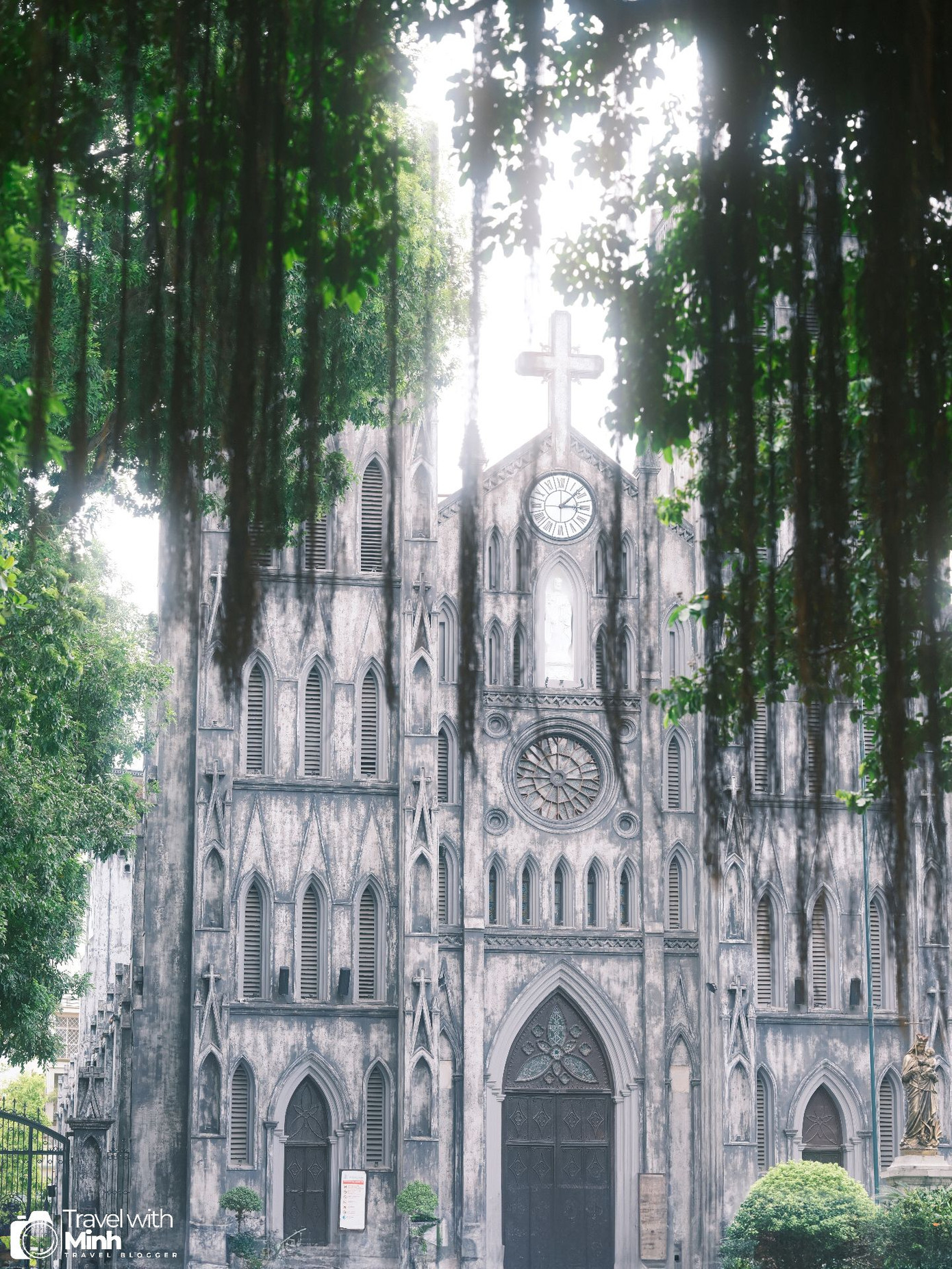 Cây cổ thụ ở trước nhà thờ lớn bị quật đổ. - Ảnh: travel.w.minh_photo Cây cổ thụ ở trước nhà thờ lớn bị quật đổ. - Ảnh: travel.w.minh_photo