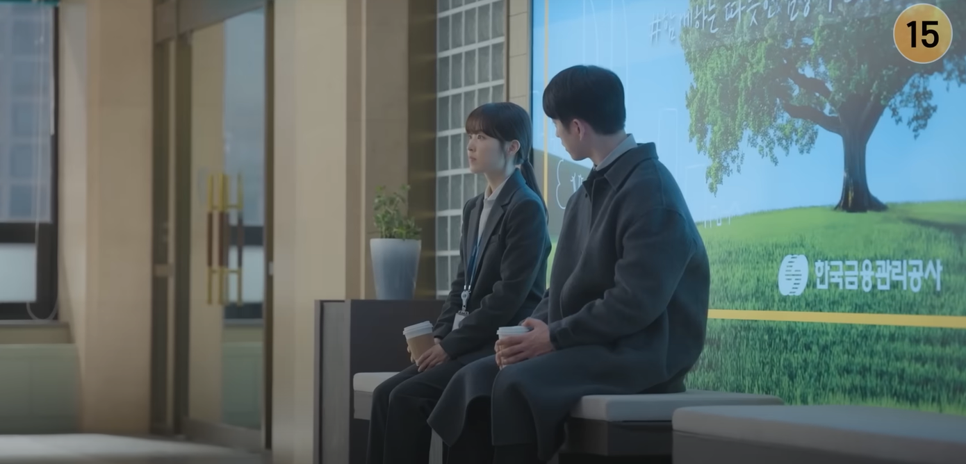 Mi Ji vẫn còn "rén", không dám nói với Mi Rae chuyện mình không "tàng hình" như lời chị dặn.