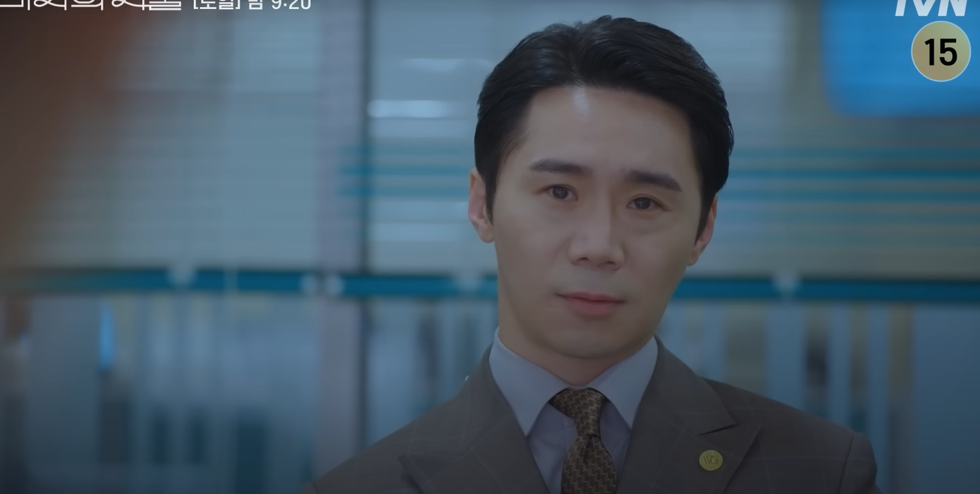 Ho Su gặp lại sếp cũ, lần này, họ ở 2 phía đối lập. Anh là đại diện pháp lý cho bà Ro Sa, còn Lee Chung Gu đang giấu sự thật về dự án. Cuộc gặp mặt này, có vẻ cũng căng như lúc anh xin nghỉ việc.