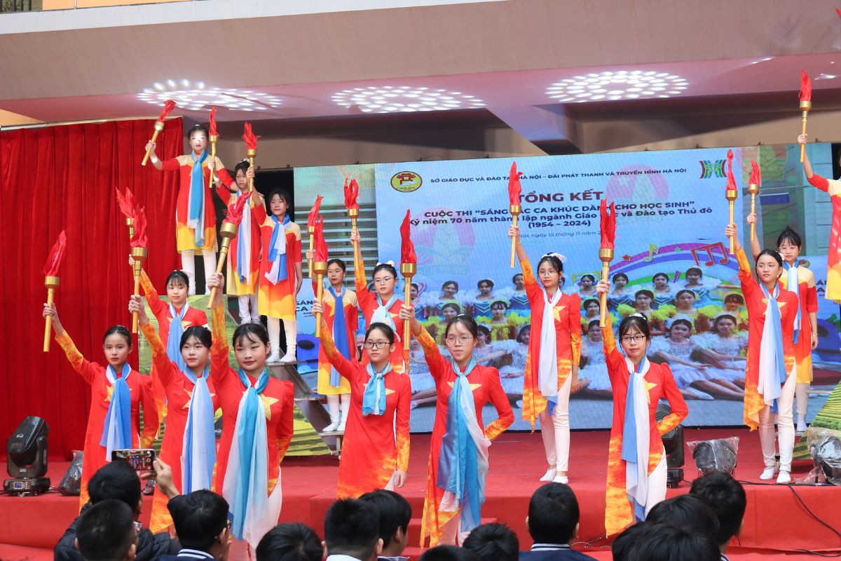 Mở đầu hội diễn là liên khúc hát múa "Tuổi xuân dâng Đảng" của các bạn học sinh lớp 7A. Mở đầu hội diễn là liên khúc hát múa "Tuổi xuân dâng Đảng" của các bạn học sinh lớp 7A.