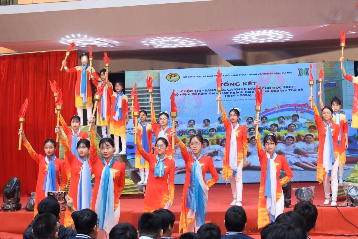 Mở đầu hội diễn là liên khúc hát múa "Tuổi xuân dâng Đảng" của các bạn học sinh lớp 7A.