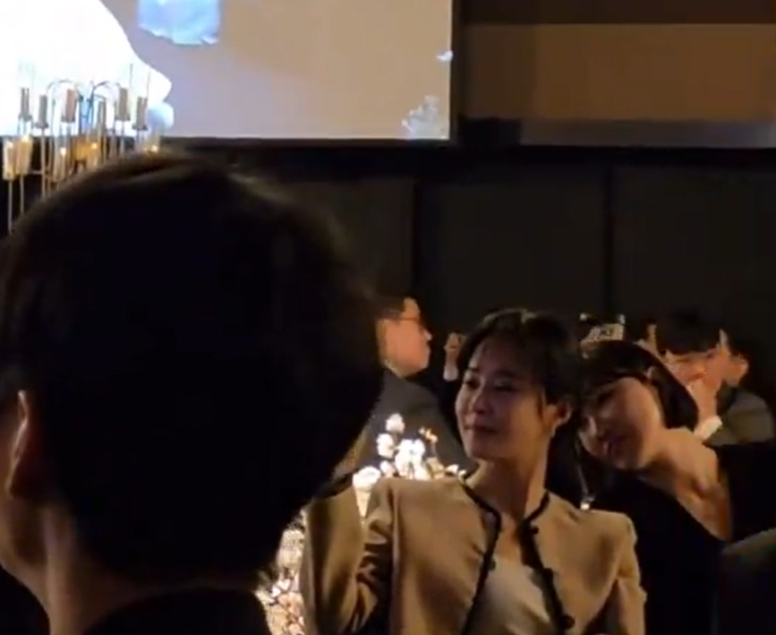 Các ngôi sao khác được bắt gặp tới dự lễ cưới của Hyomin còn có Ahn Jae Hyun, Jo Se Ho, Yuri (SNSD), Lee Dong Wook, Daesung (BIGBANG)... Các ngôi sao khác được bắt gặp tới dự lễ cưới của Hyomin còn có Ahn Jae Hyun, Jo Se Ho, Yuri (SNSD), Lee Dong Wook, Daesung (BIGBANG)...