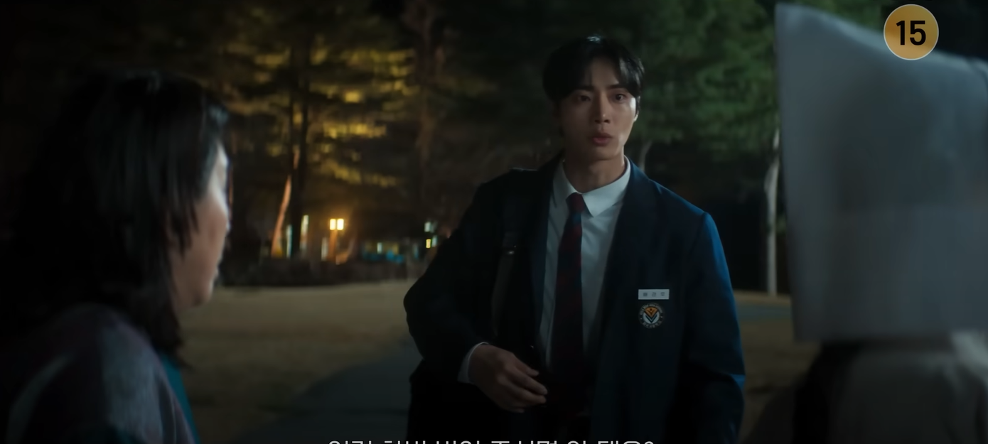 Seong A có vẻ suýt bị lộ thân phận khi Gyeon U đuổi theo 2 mẹ con cô. Seong A có vẻ suýt bị lộ thân phận khi Gyeon U đuổi theo 2 mẹ con cô.