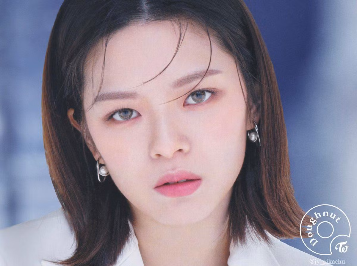 Mặt khác, fan hi vọng Jeongyeon có thể nghỉ ngơi thật tốt để sớm bình phục và quay lại sân khấu, để TWICE với 9 mảnh ghép có thể tỏa sáng một cách trọn vẹn.