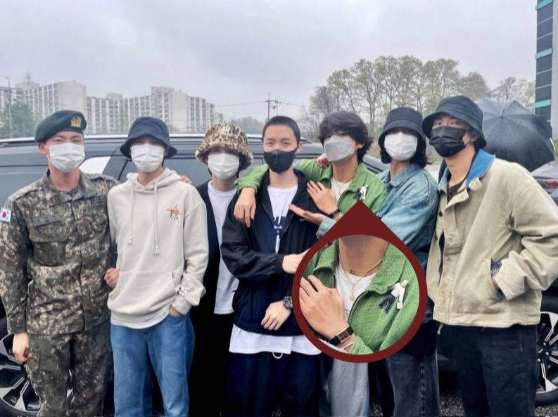 Chiếc vòng cổ được V đeo trong ngày tiễn j-hope nhập ngũ.