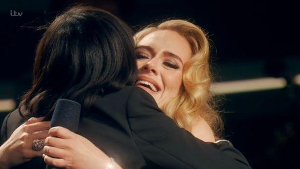 Nữ ca sĩ hạnh phúc vì được gặp lại cô giáo của mình sau hơn 20 năm. Nữ ca sĩ hạnh phúc vì được gặp lại cô giáo của mình sau hơn 20 năm.