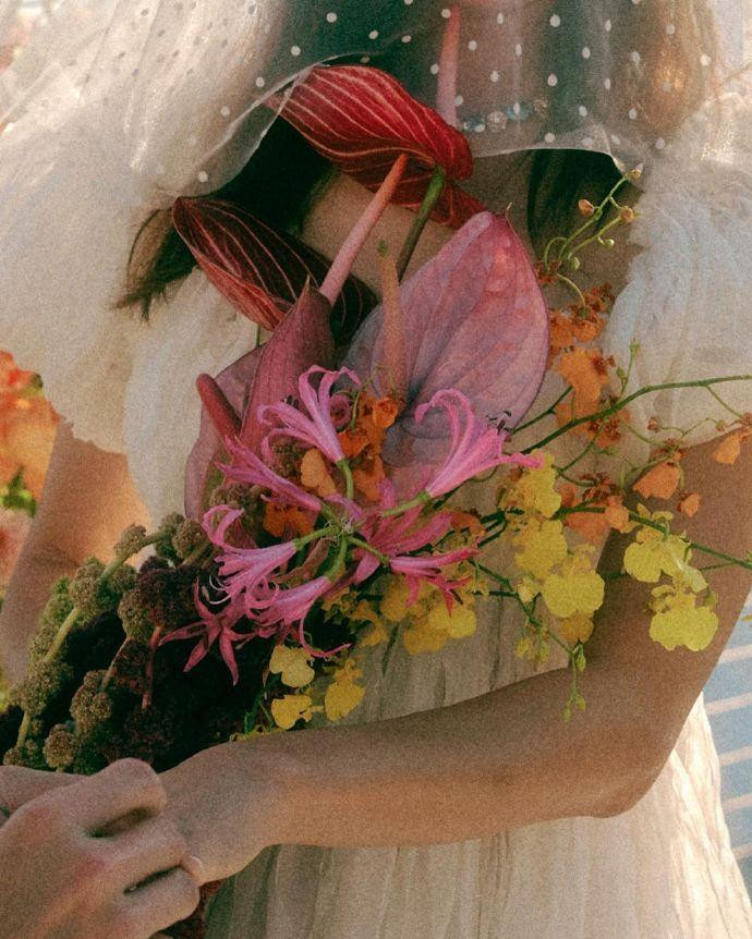 Bó hoa cưới cũng phá cách, độc đáo, tinh nghịch như chính con người phóng khoáng của Gong Hyo Jin. Bó hoa cưới cũng phá cách, độc đáo, tinh nghịch như chính con người phóng khoáng của Gong Hyo Jin.