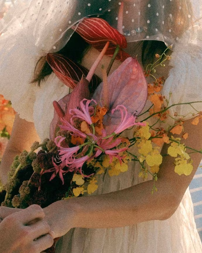 Bó hoa cưới cũng phá cách, độc đáo, tinh nghịch như chính con người phóng khoáng của Gong Hyo Jin.