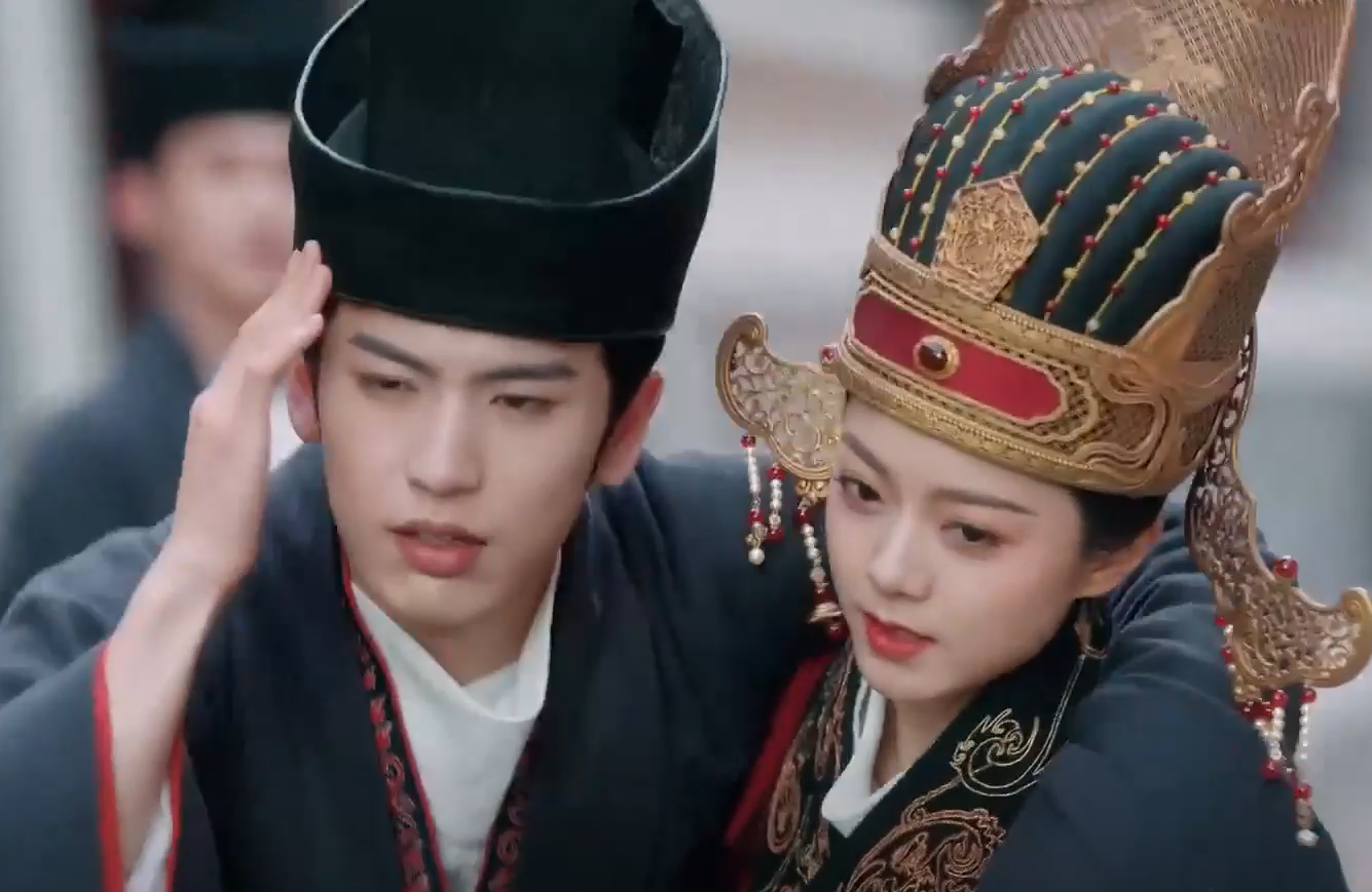 Đang đấu trí căng thẳng thì "nết trà xanh" của Bùi Văn Tuyên lại làm khán giả cười ngất. Vừa thấy Tô Dung Khanh tươi cười bước lại gần Lý Dung là phò mã bèn lấy cớ chóng mặt, đau đầu dựa vào người nàng, ôm về. Đang đấu trí căng thẳng thì "nết trà xanh" của Bùi Văn Tuyên lại làm khán giả cười ngất. Vừa thấy Tô Dung Khanh tươi cười bước lại gần Lý Dung là phò mã bèn lấy cớ chóng mặt, đau đầu dựa vào người nàng, ôm về.