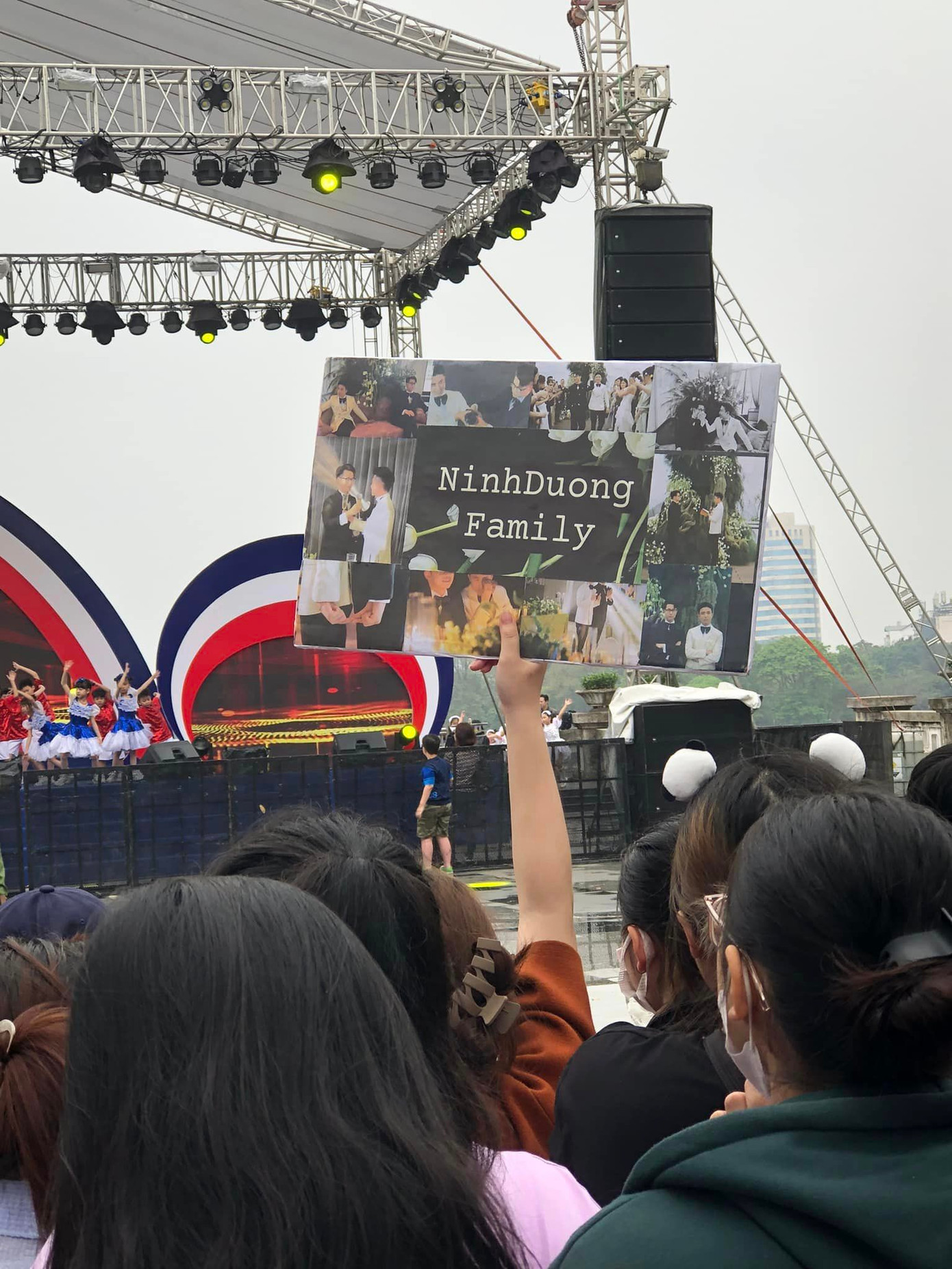 Banner, băng rôn đủ loại dĩ nhiên là "đặc sản" không thể thiếu. - Ảnh: Thanh Phạm Banner, băng rôn đủ loại dĩ nhiên là "đặc sản" không thể thiếu. - Ảnh: Thanh Phạm