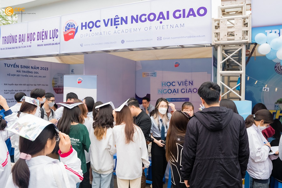 Teen đội mưa xếp hàng trước các khu vực để chờ được hỗ trợ.