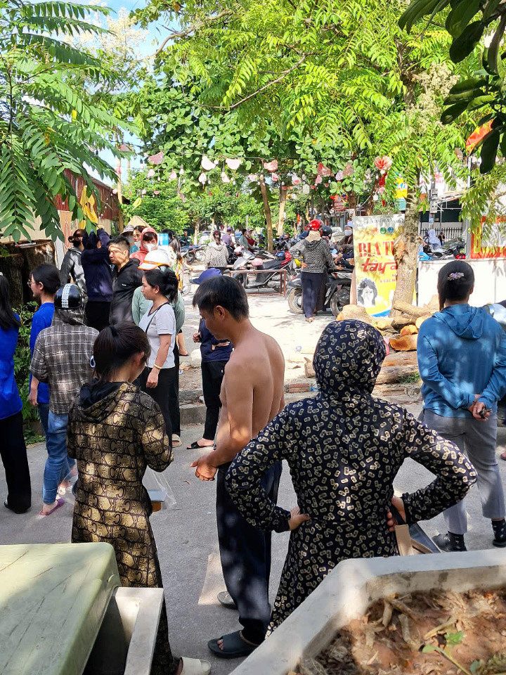 Phụ huynh cởi trần, nhường áo cho thí sinh. - Ảnh: Phụ huynh cung cấp