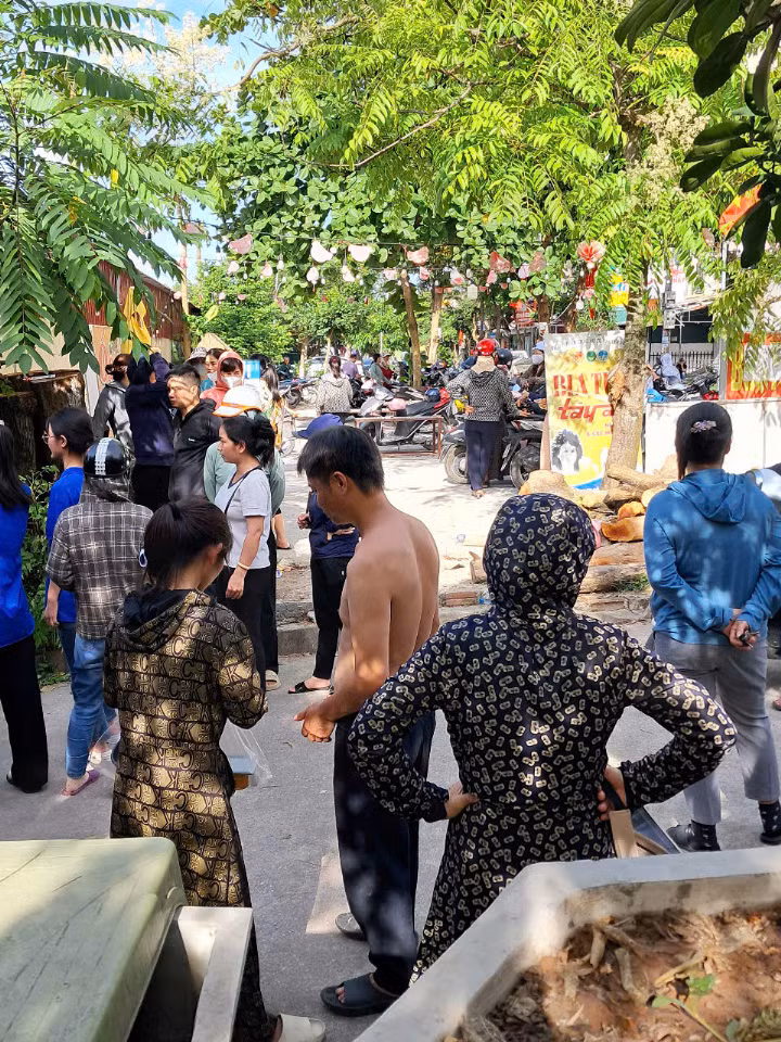 Phụ huynh cởi trần, nhường áo cho thí sinh. - Ảnh: Phụ huynh cung cấp