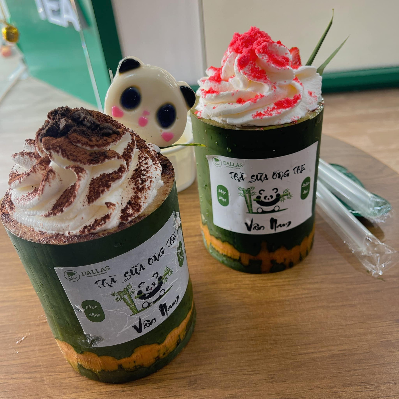 Bạn có thể bỏ thêm 10.000 đồng để được đính kèm một viên thạch hình gấu trúc dễ thương. Bạn có thể bỏ thêm 10.000 đồng để được đính kèm một viên thạch hình gấu trúc dễ thương.