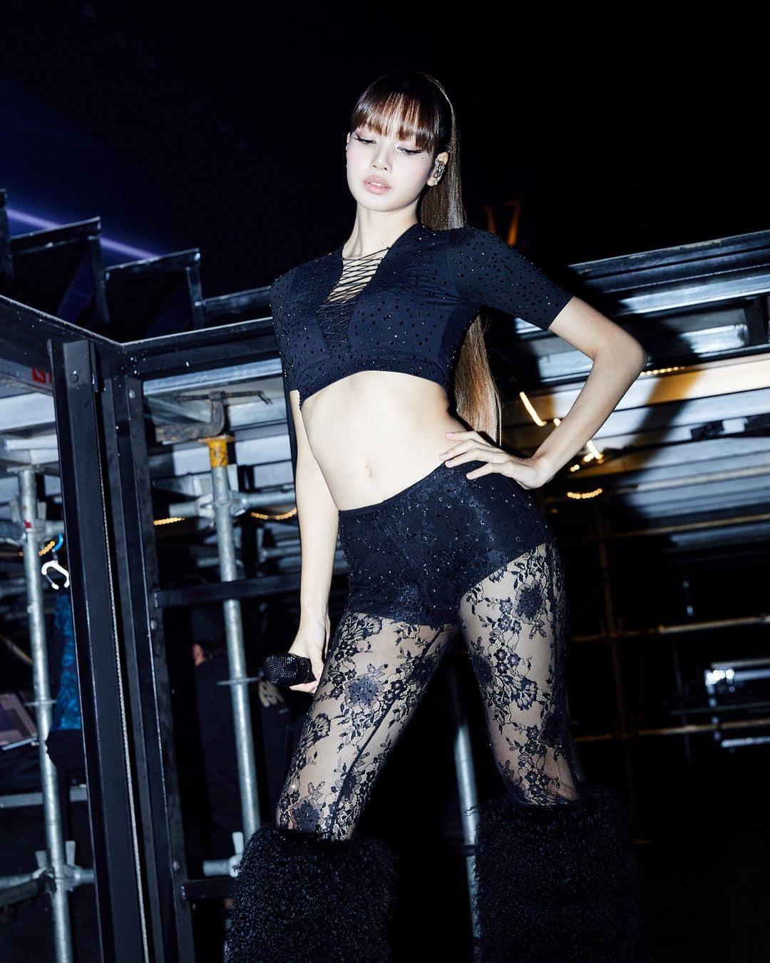 Lisa tại đêm diễn ở Hong Kong (Trung Quốc), mang tạo hình tóc mái ngang, buộc đuôi ngựa từng gây chao đảo mạng xã hội trở lại.