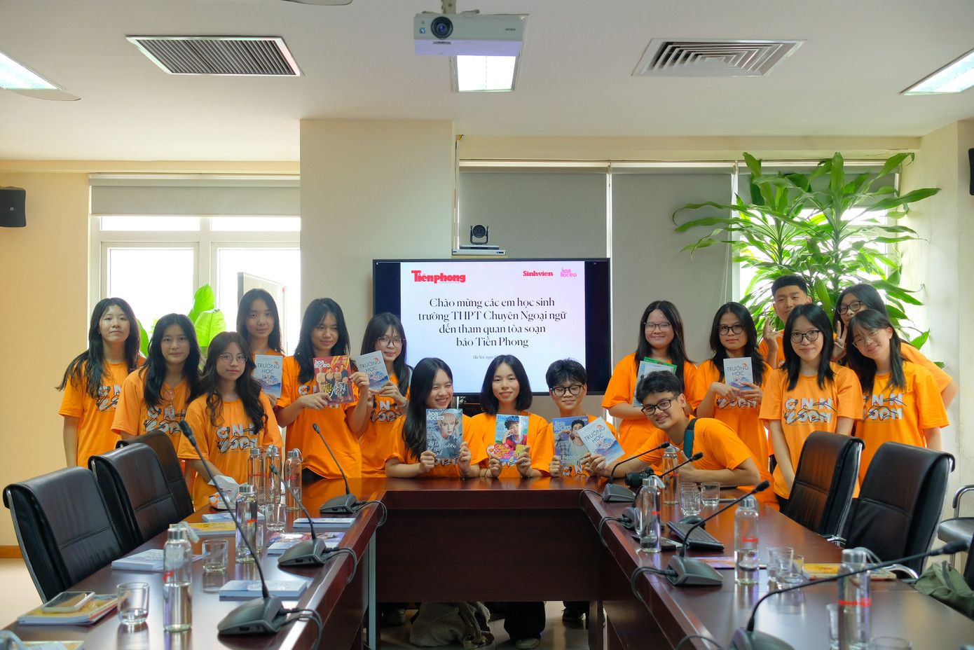 Học sinh THPT chuyên Ngoại ngữ đến tham quan quy trình làm báo Hoa Học Trò.