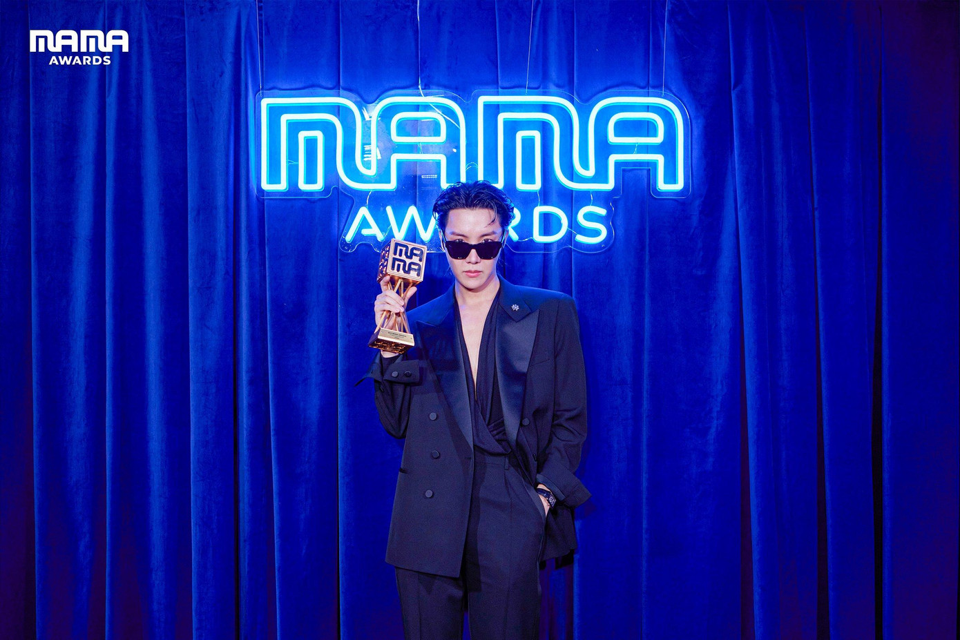 j-hope tham gia MAMA 2022 với tư cách nghệ sĩ solo. Anh đại diện BTS nhận các giải thưởng và bỏ túi riêng 2 chiếc cúp Bibigo Culture and Style và Nam Nghệ Sĩ Được Yêu Thích Nhất. j-hope tham gia MAMA 2022 với tư cách nghệ sĩ solo. Anh đại diện BTS nhận các giải thưởng và bỏ túi riêng 2 chiếc cúp Bibigo Culture and Style và Nam Nghệ Sĩ Được Yêu Thích Nhất.