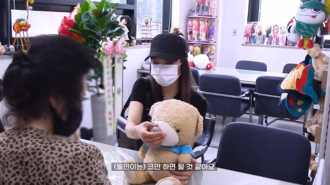 Chuyên gia đã tư vấn "chữa bệnh" cho hai chú gấu bông của Yeji như chỉnh sửa các bộ phận từ màu mắt đến chất liệu mũi...