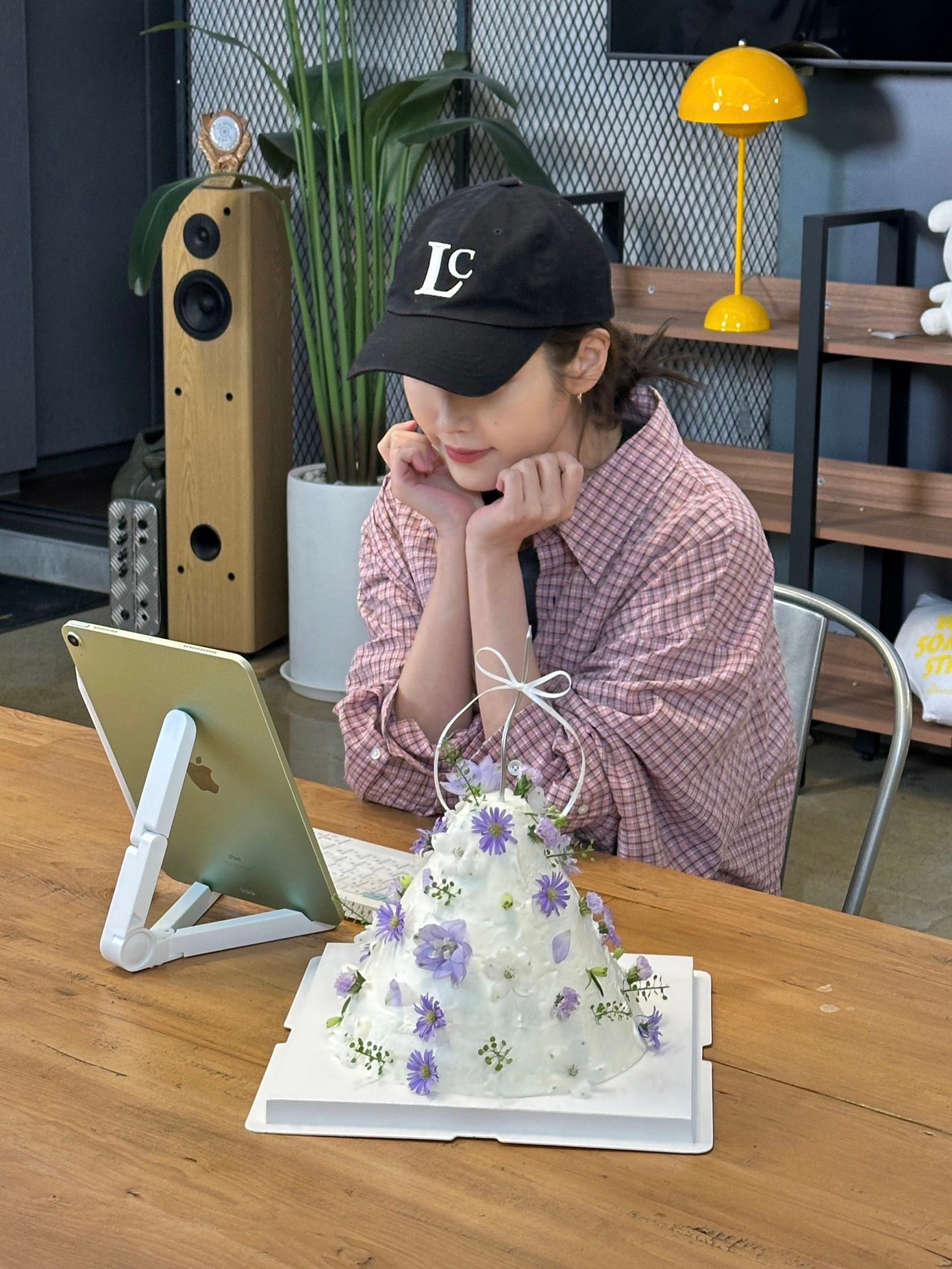 Từ áo đến kiểu tóc của IU vào buổi livestream đều giống với cô gái ngồi đối diện V. Từ áo đến kiểu tóc của IU vào buổi livestream đều giống với cô gái ngồi đối diện V.