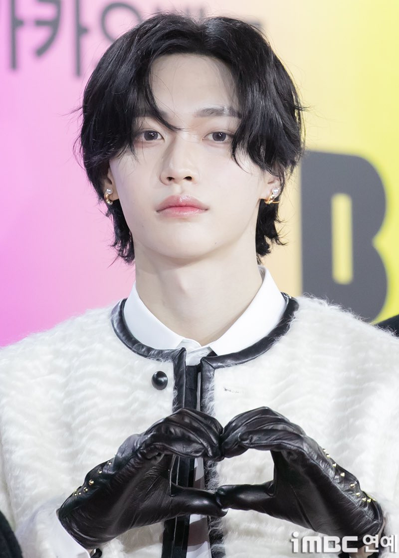 Anton và Wonbin đang "dắt tay nhau" leo hạng trên top đầu của thanh tìm kiếm trên nhiều nền tảng tại Hàn Quốc vì nhan sắc, khí chất tựa như hoàng tử xé truyện bước ra.