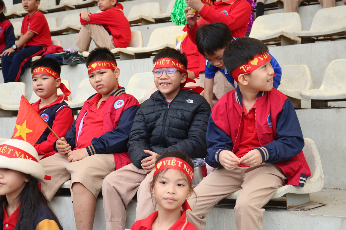 Hội cổ động viên với "200% năng lượng", nhiệt huyết không kém dàn cầu thủ trên sân.