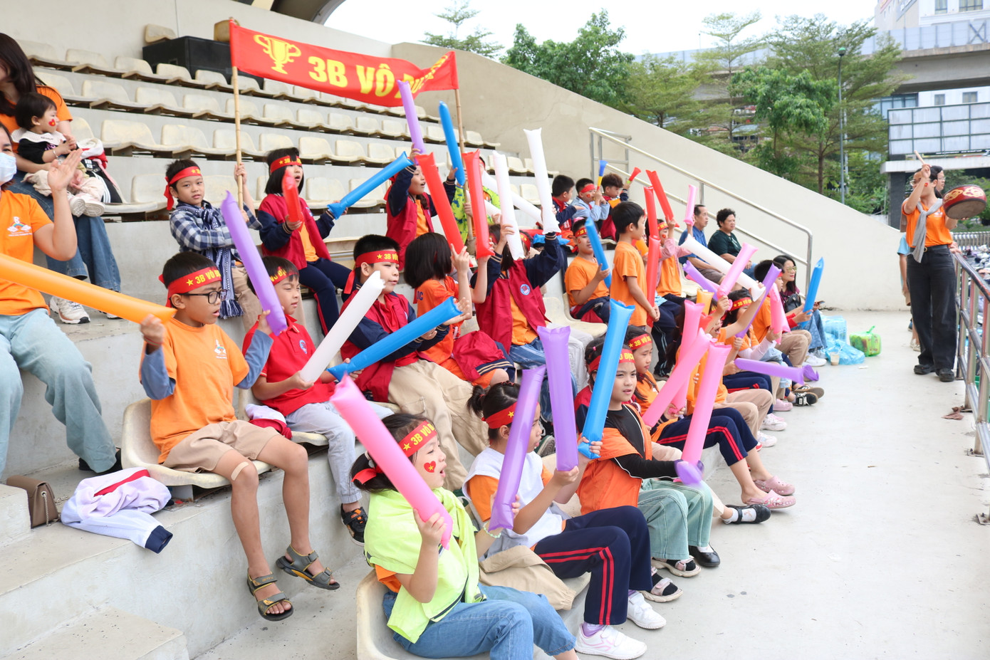 Hội cổ động viên với "200% năng lượng", nhiệt huyết không kém dàn cầu thủ trên sân.