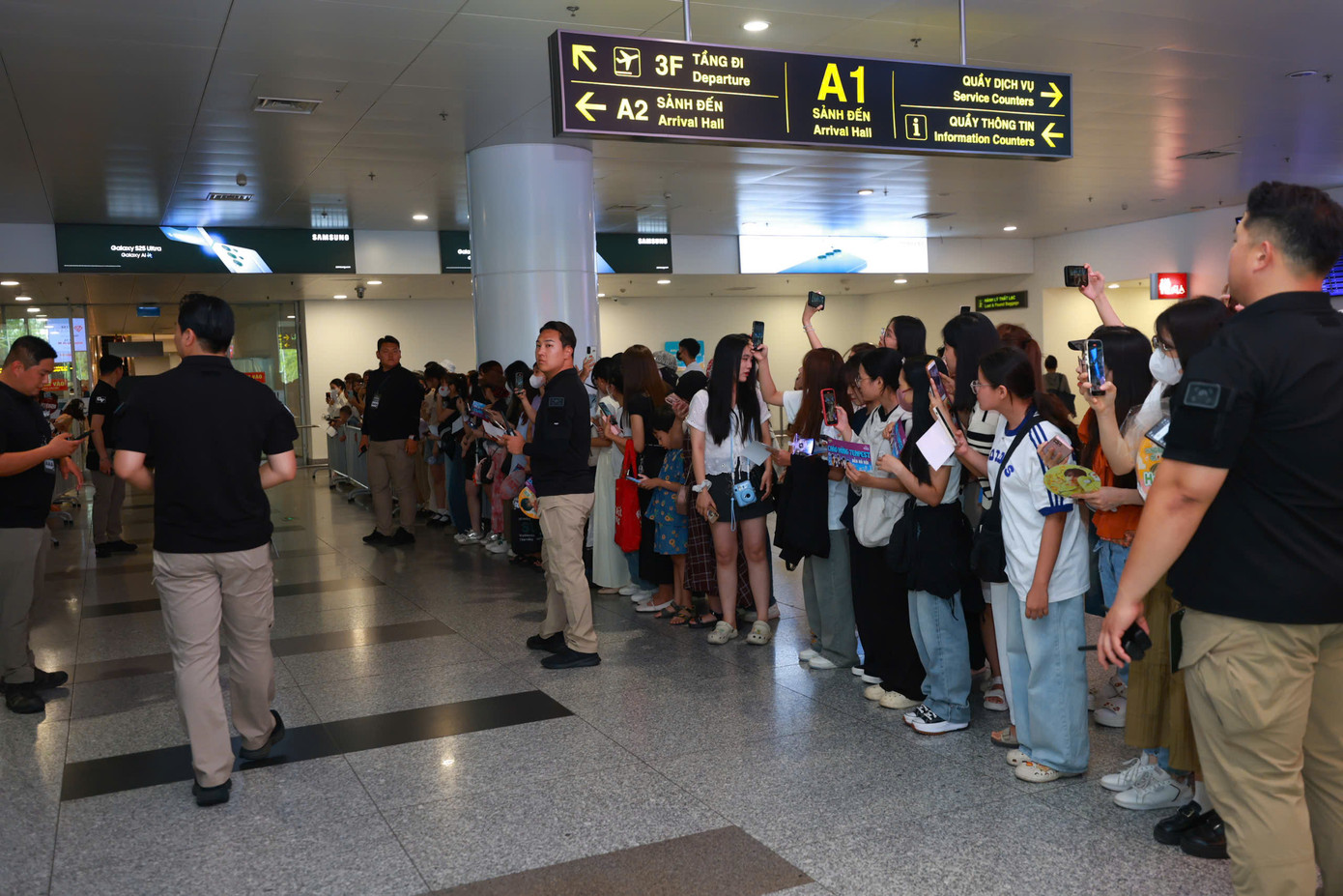 Những chiếc banner xinh xắn được fan mang đến, chào đón các chàng trai. Những chiếc banner xinh xắn được fan mang đến, chào đón các chàng trai.