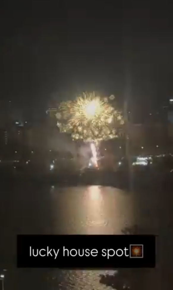 BamBam (GOT7) thích thú khoe ảnh chụp pháo hoa concert của SEVENTEEN với góc nhìn từ căn hộ của mình.