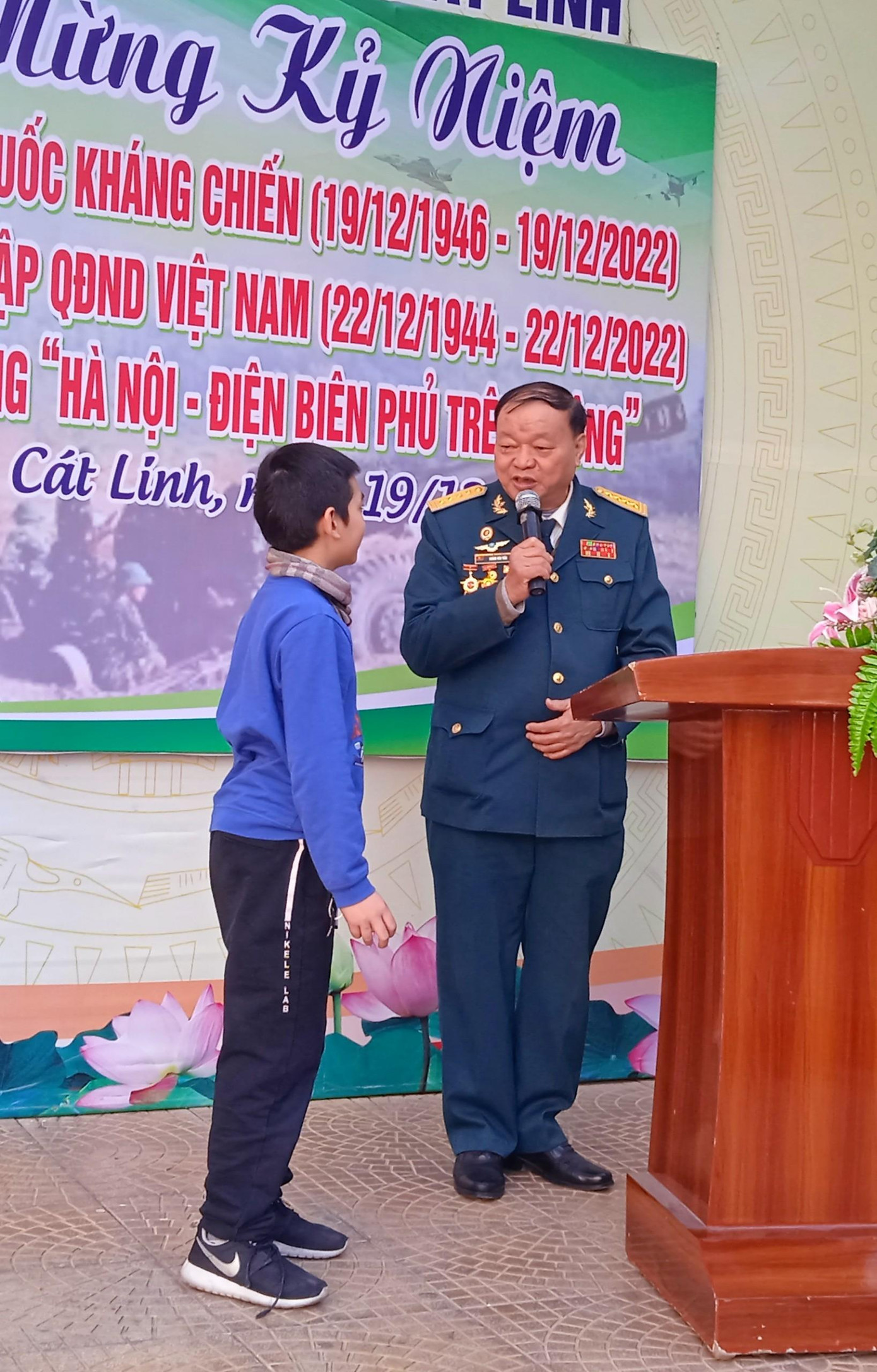 Sau mỗi câu trả lời chính xác, Đại tá không chỉ tặng quà mà còn giải thích thêm nhiều kiến thức lịch sử mới cho tween.