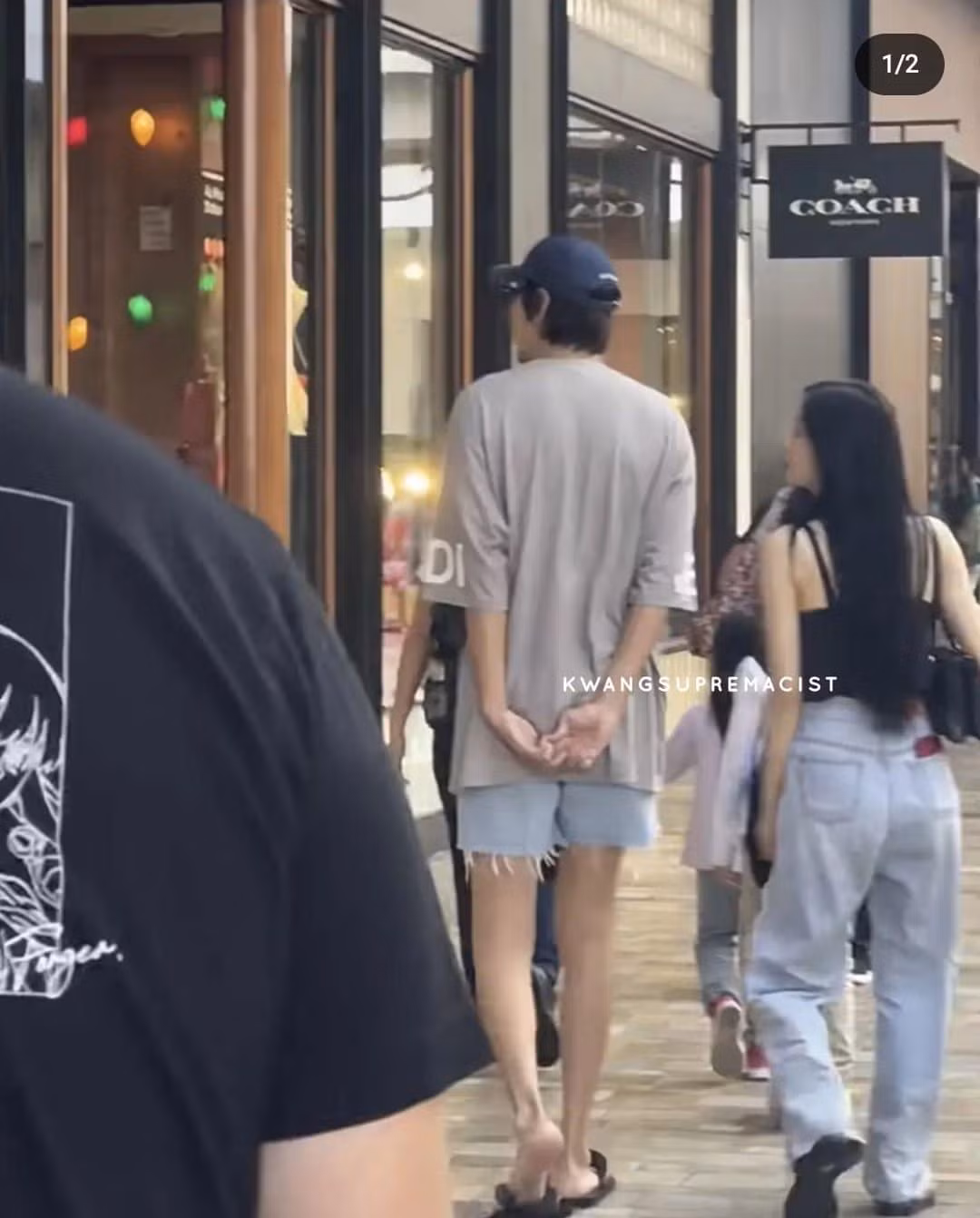 Fan vẫn ngóng Kwang Soo và Sun Bin đăng ảnh đôi trong chuyến đi Hawaii này, nhưng cặp đôi vẫn nhất mực kín tiếng.