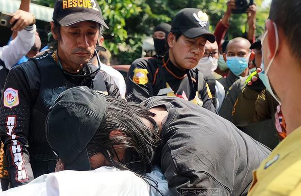 Bird suy sụp khi thi thể Tangmo Nida được tìm thấy. - Ảnh: Thairath